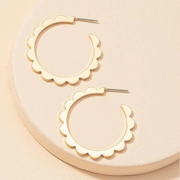 🔆3/$30 New Gold Scalloped Hoop Earrings - Picture 2 of 3